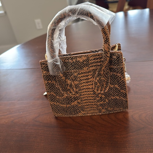 NWT- Urban Expressions shoulder bag - Picture 1 of 4